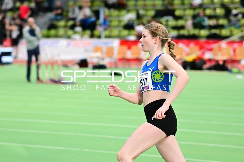 Athletin mit Startnummer 617 in Aktion