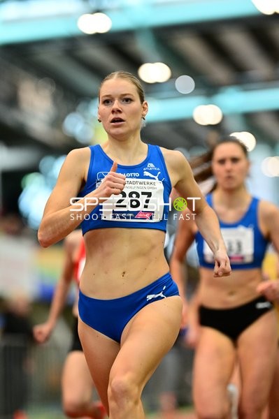 Athletin mit Startnummer 287 in Aktion