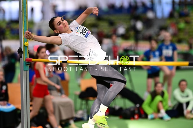 Athletin beim Hochsprung