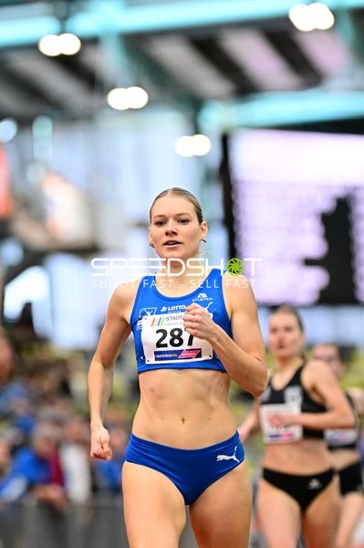 Athletin mit Startnummer 287 in Aktion