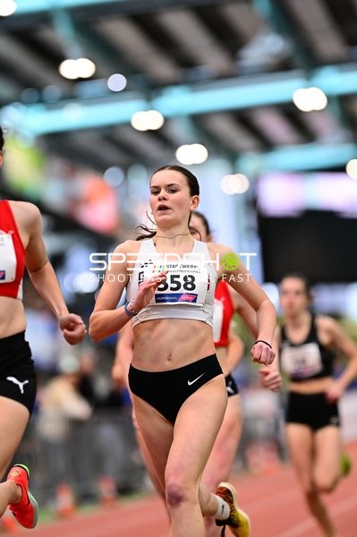 Athletin mit Startnummer 358 in Aktion