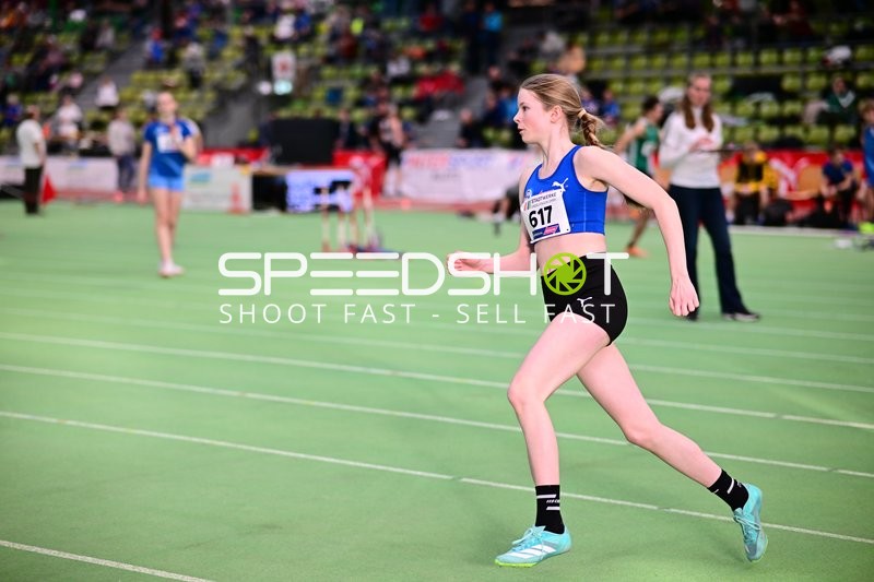 Athletin mit Nummer 617 in Aktion