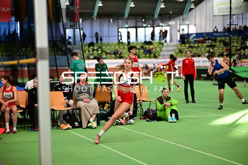 Athletin mit Startnummer 153 in Aktion