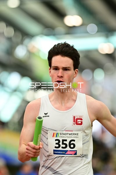 Leichtathlet mit Startnummer 356 in Aktion