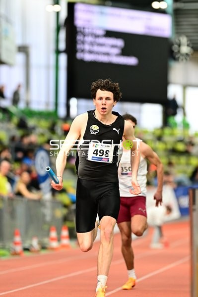 Staffelläufer mit Startnummer 498