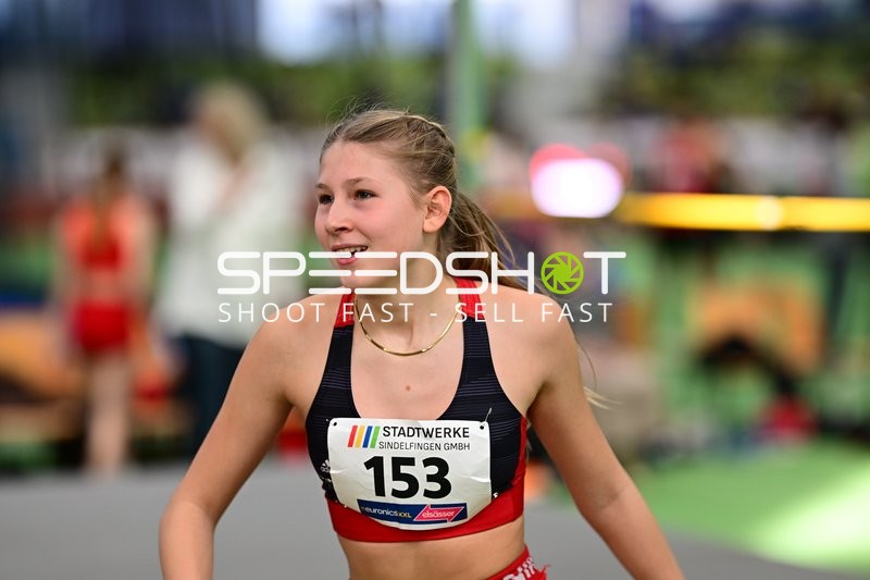 Athletin mit Startnummer 153 in Aktion