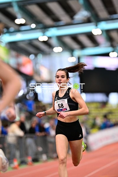 Leichtathletin mit Startnummer 58 in Aktion