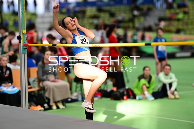 Athletin mit Nummer 30 beim Hochsprung