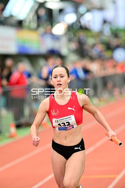 Athletin mit Startnummer 123 in Aktion