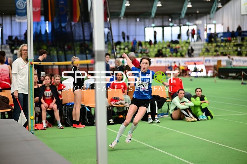 Athletin mit Startnummer 410 beim Hochsprung