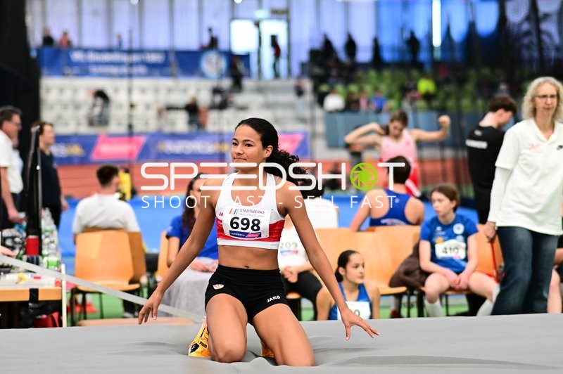 Startnummer 698 kniet vor Matte