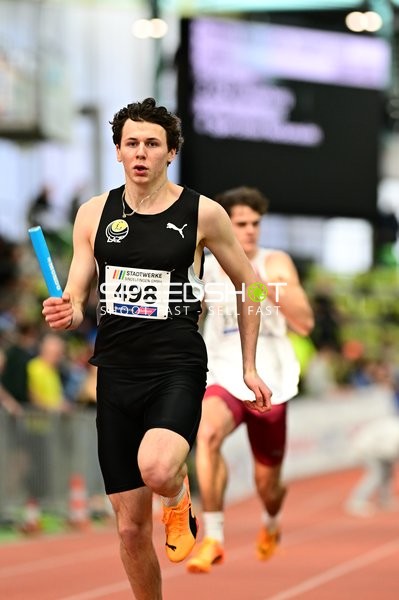 Athlet mit Nummer 498 sprintet