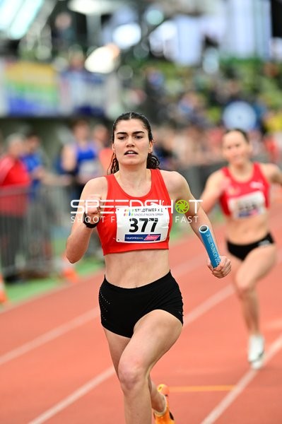 Athletin mit Startnummer 377 in Aktion