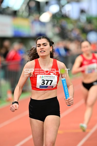 Athletin mit Startnummer 377 in Aktion