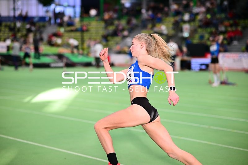 Athletin mit Nummer 618 sprintet