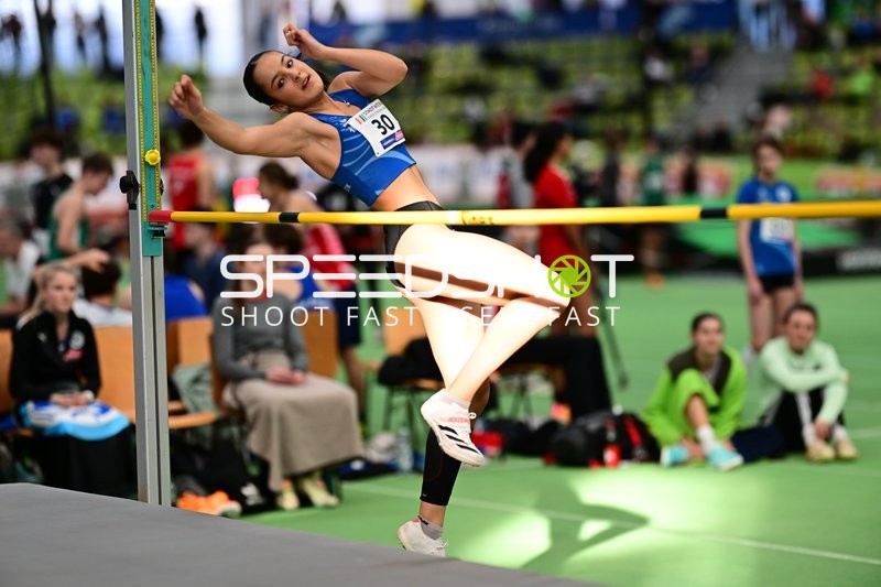 Athletin mit Nummer 30 beim Hochsprung