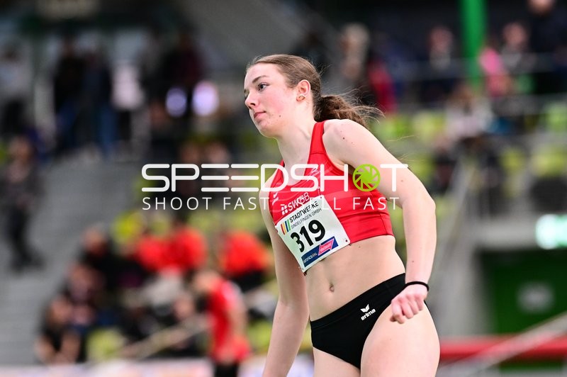 Athletin mit Startnummer 319 in Aktion