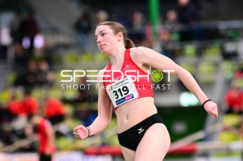 Athletin mit Startnummer 319 in Aktion