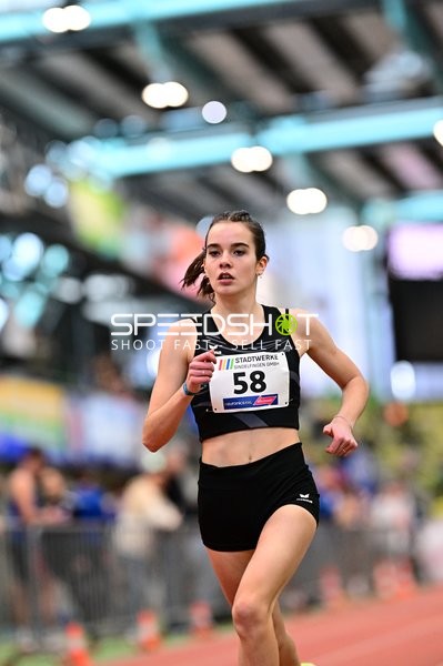 Athletin mit Startnummer 58 in Aktion