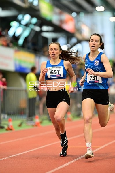 Läuferinnen mit Startnummer 657 und 731 im Rennen