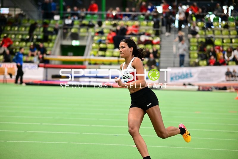 Athletin mit Startnummer 698 in Aktion