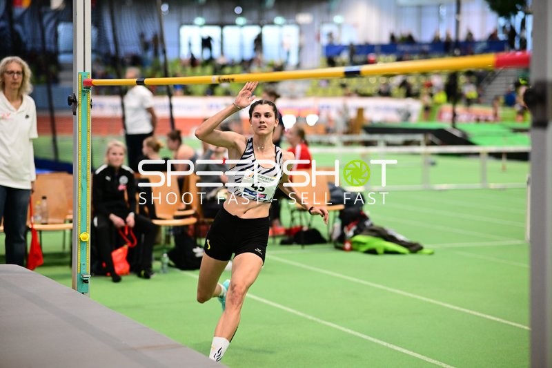 Athletin mit Nummer 45 beim Hochsprung