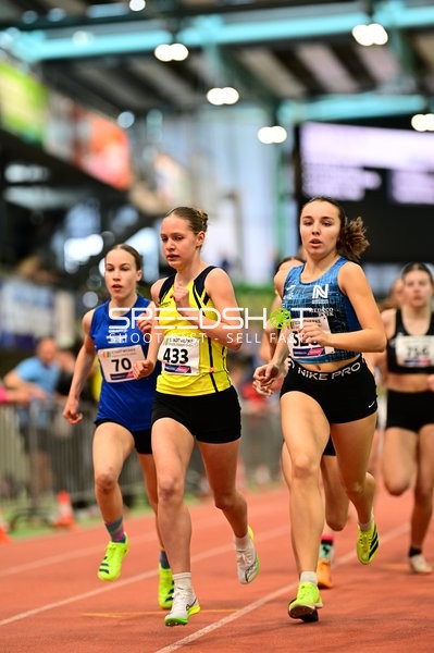 Läuferinnen mit Startnummern im Rennen