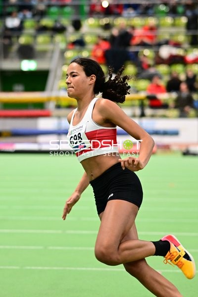 Athletin mit Startnummer 698 sprintet