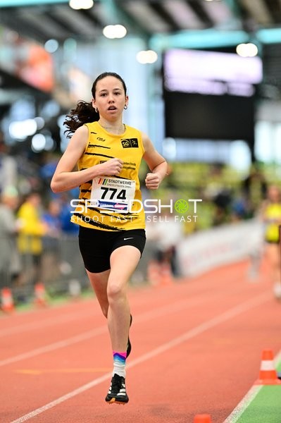 Läuferin mit Startnummer 774 in Aktion