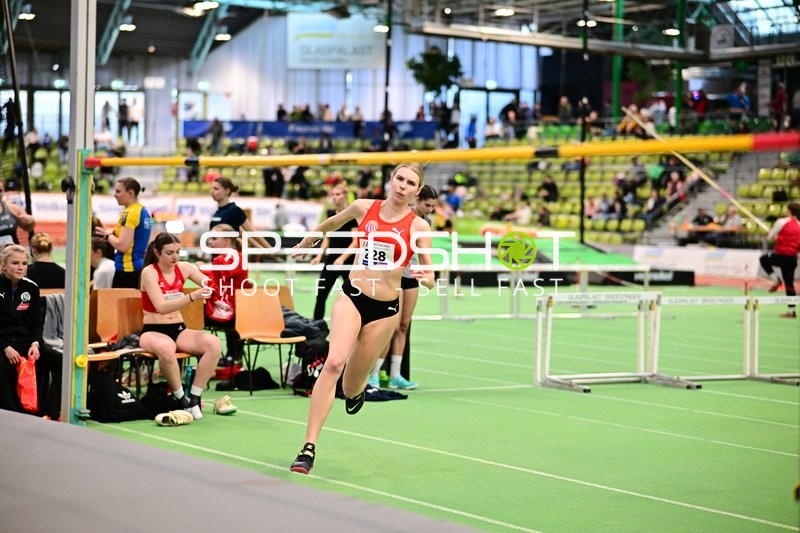 Athletin mit Startnummer 228 in Aktion