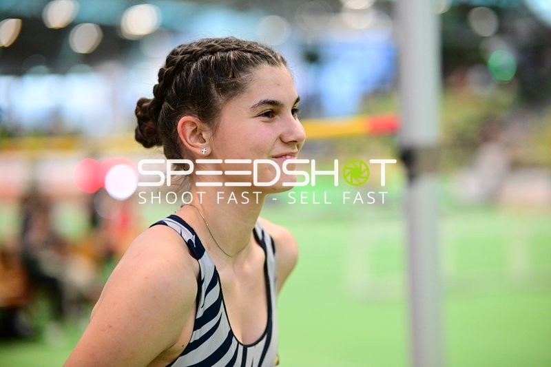 Athletin im Glaspalast lächelt