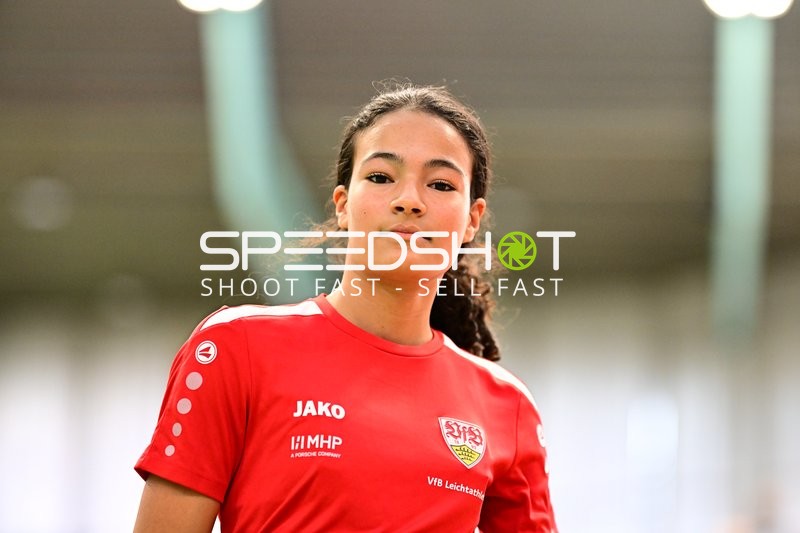 Athletin im VfB-Trikot