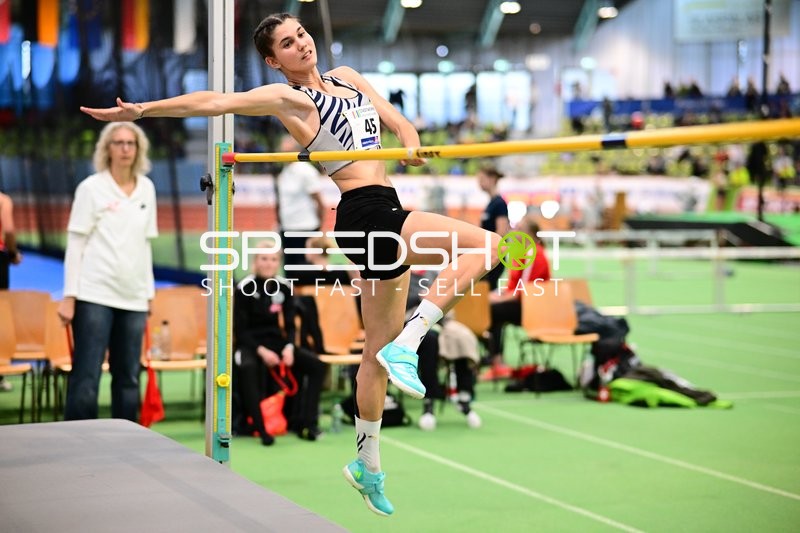 Athletin mit Nummer 45 beim Hochsprung