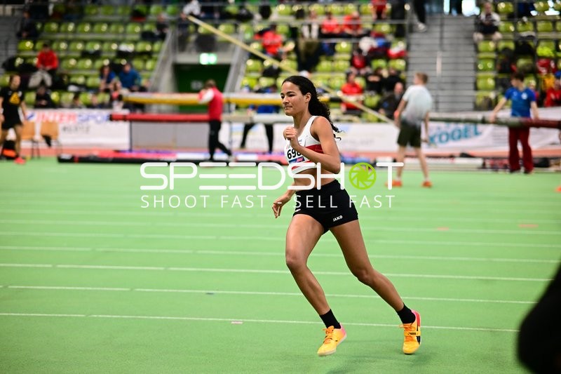 Athletin mit Startnummer 698 in Aktion