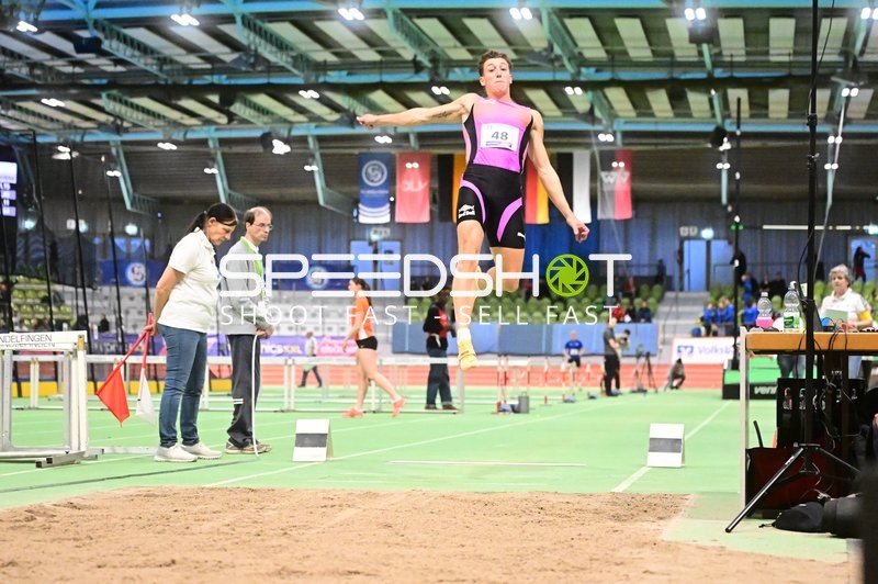 Startnummer 48 beim Weitsprung