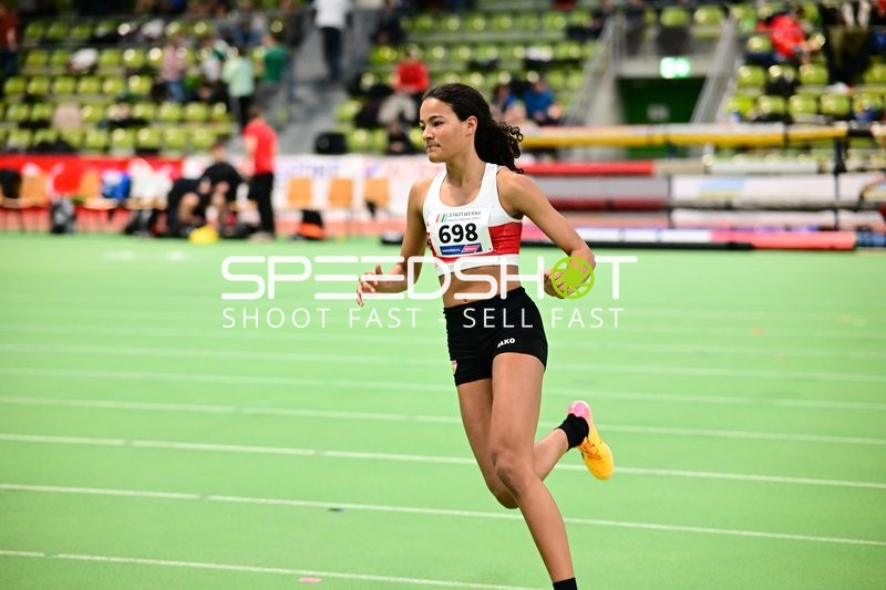 Athletin mit Nummer 698 in Aktion