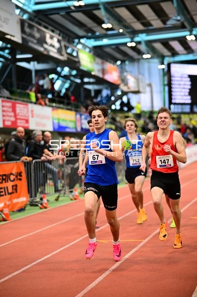 Drei Läufer im Glaspalast
