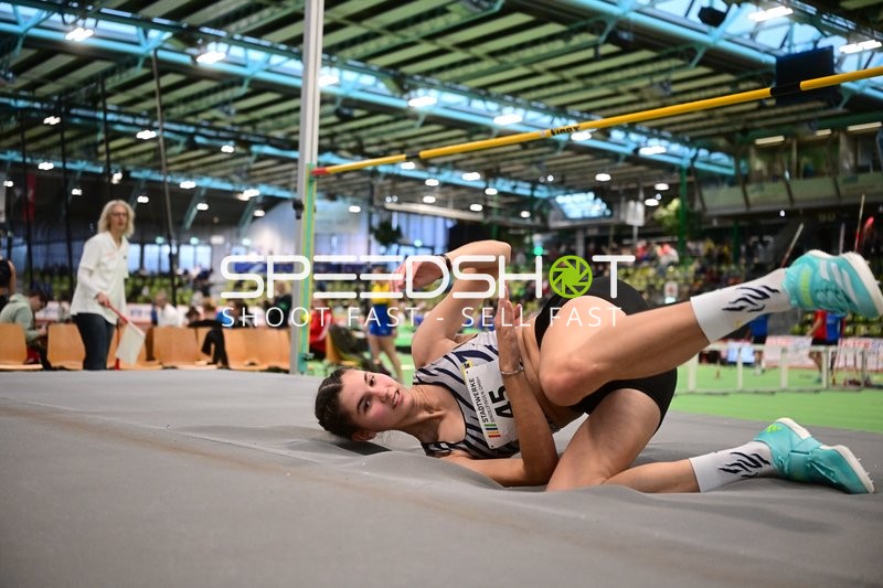 Athletin beim Hochsprung