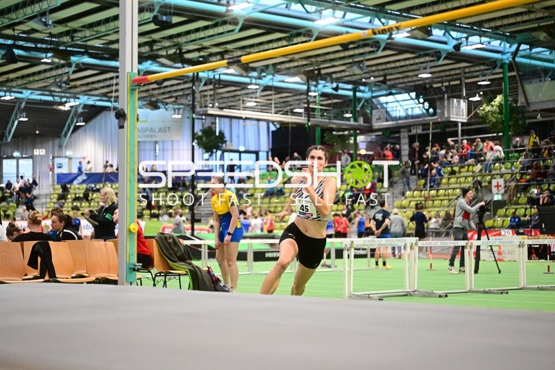 Athletin mit Nummer 45 beim Hochsprung