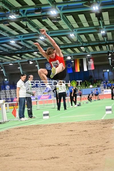 Weitsprung im Glaspalast