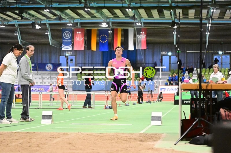 Startnummer 48 beim Weitsprung