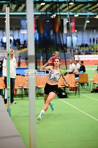 Athletin mit Startnummer 45 in Aktion