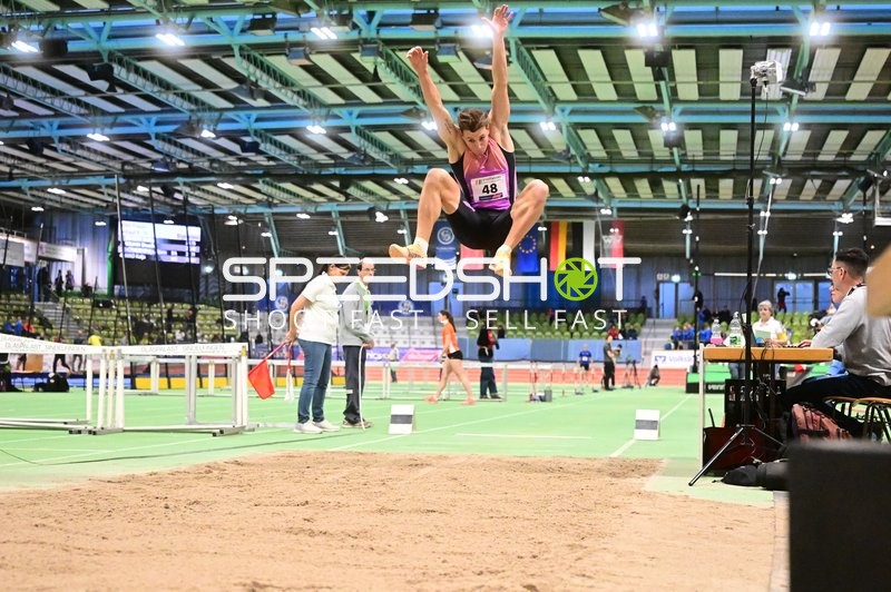Weitsprung im Glaspalast