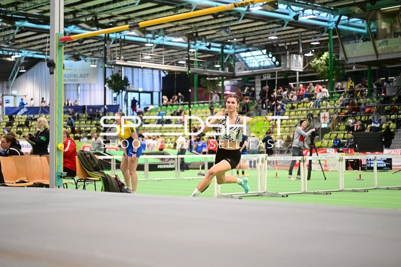 Athletin mit Startnummer 45 sprintet