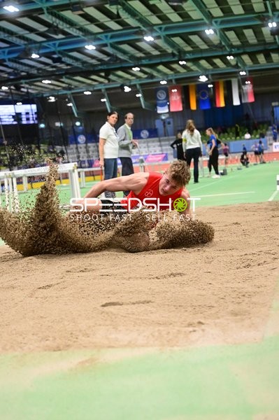 Weitsprung im Glaspalast