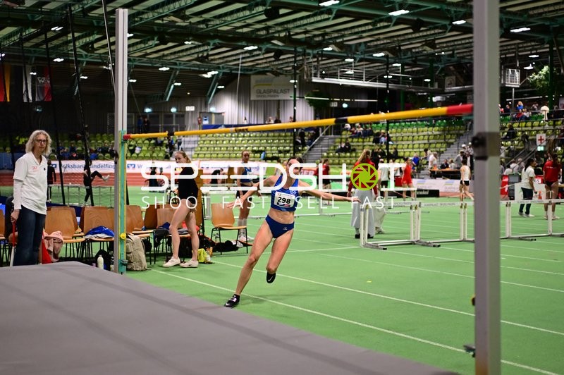 Athletin mit Nummer 298 beim Hochsprung