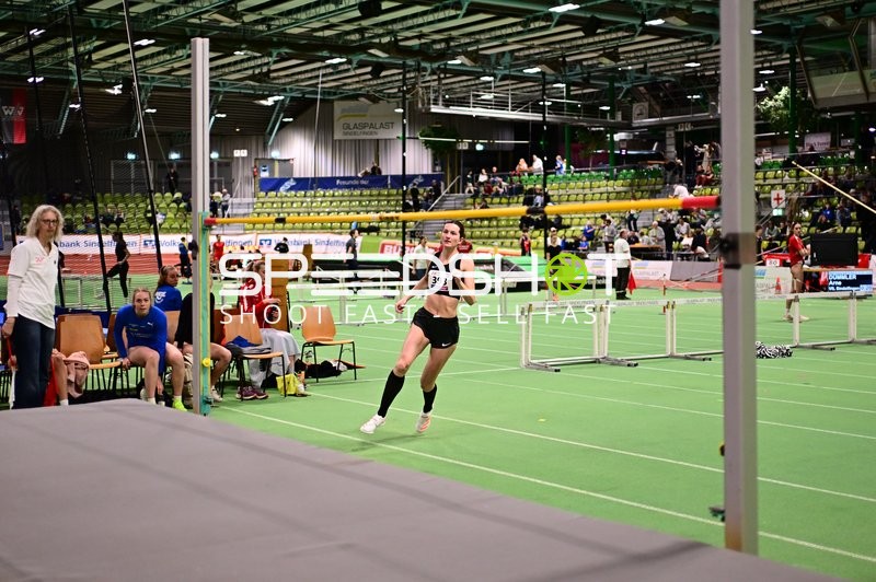 Athletin mit Startnummer 393 im Lauf