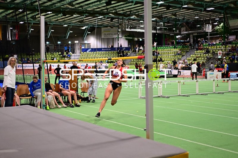 Athletin mit Nummer 39 beim Hochsprung