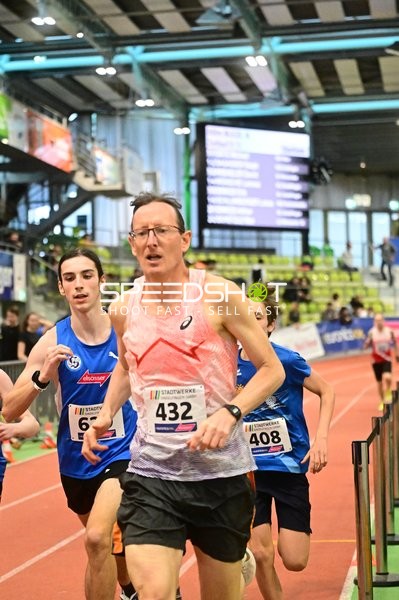 Läufer mit Startnummer 432 in Führung