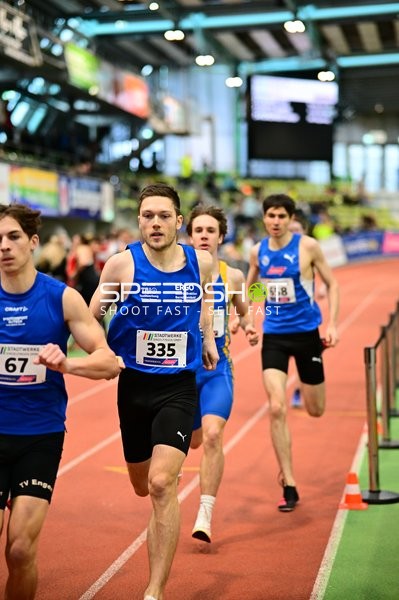 Athleten mit Startnummern 335, 67 und 658 im Rennen